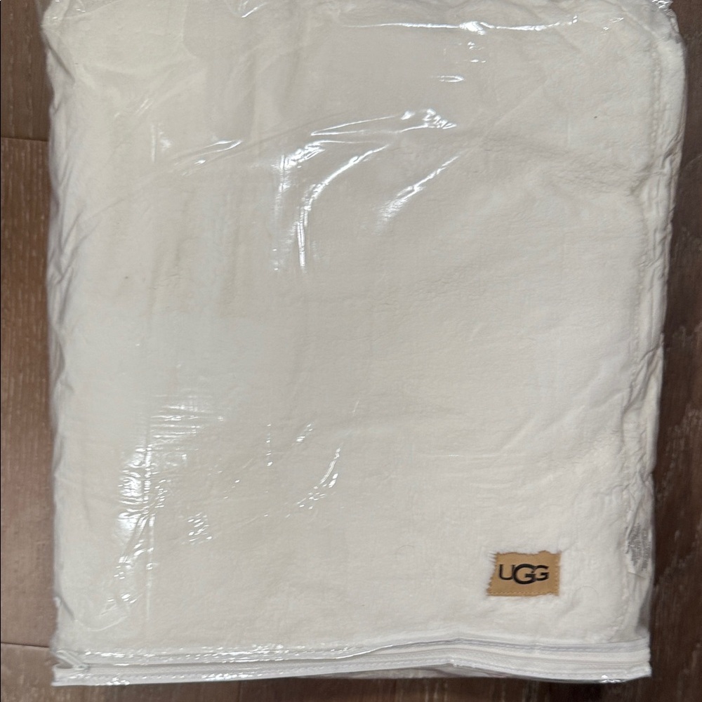 UGG Cream Plush throw blanket - Picture 1 of 3